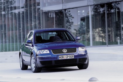 VW Passat Limousine B5 Facelift Aussenansicht Front schräg statisch blau