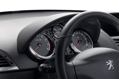 Peugeot 207 Innenansicht statisch Studio Detail Tacho und Lenkrad