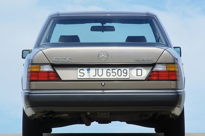 Mercedes E-Klasse Limousine W124 Aussenansicht Heck statisch grau