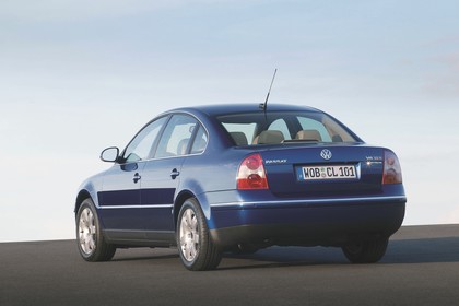 VW Passat Limousine B5 Facelift Aussenansicht Heck schräg statisch blau