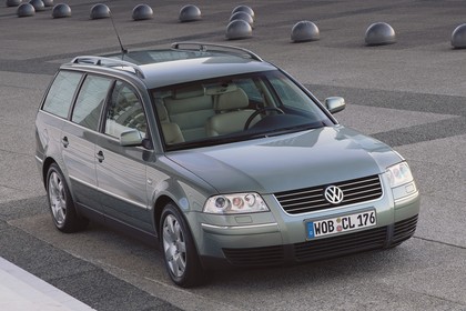 VW Passat Variant B5 Facelift Aussenansicht Front schräg statisch grau