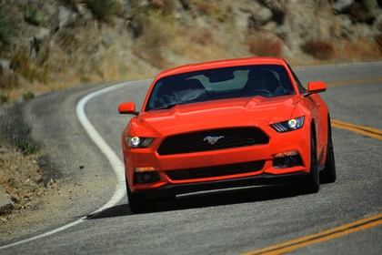 Ford Mustang Coupe LAE Aussenansicht Front schräg dynamisch rot
