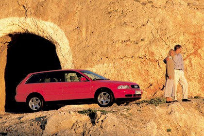 Audi A4 Avant B5 Aussenansicht Seite schräg statisch rot